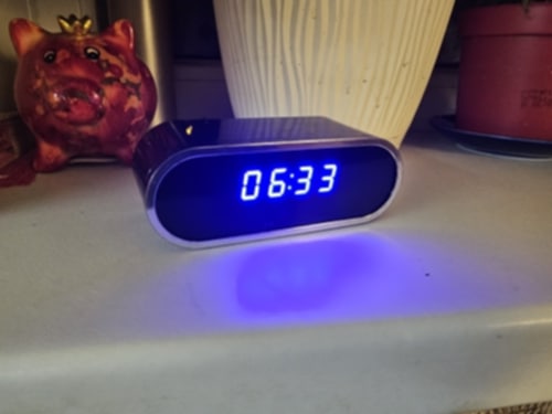 كاميرا مخفية ضمن شكل ساعة رقمية قابلة للشحن بدون كهرباء 🔥